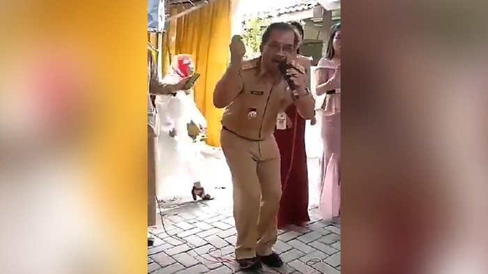 Beredar video yang menampakkan Bupati Blora Djoko Nugroho sedang asyik bernyanyi sambil berjoget di tengah acara hajatan warga di desa Pilang, Kecamatan Randublatung. Djoko bernyanyi bersama ASN lain dengan seragam dinas dan tak menggunakan masker.