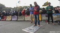 Tampak sejumlah pengunjuk rasa menunaikan ibadah sholat saat aksi demo tolak UU Cipta Kerja.  