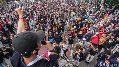Tak Bisa Ke Istana, Mahasiswa Orasi di Kawasan Gambir