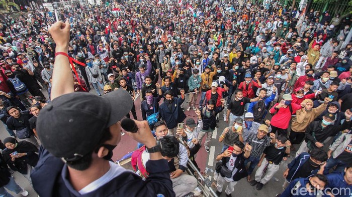 Sejumlah mahasiswa menggelar aksi orasi di kolong rel Gambir, Jakarta Pusat, Selasa (13/10/2020).