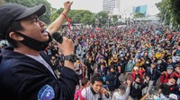 Sejumlah mahasiswa menggelar aksi orasi di kolong rel Gambir, Jakarta Pusat, Selasa (13/10/2020).   