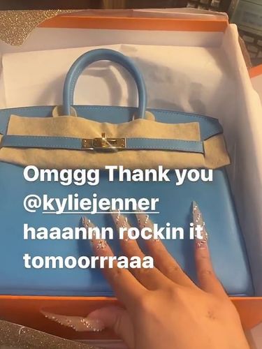 Tas Hermes dari Kylie Jenner untuk Cardi B Tas Hermes Birkin dari Kylie Jenner untuk Cardi B di hari ulang tahun.