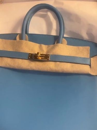 Tas Hermes dari Kylie Jenner untuk Cardi B Tas Hermes Birkin dari Kylie Jenner untuk Cardi B di hari ulang tahun.