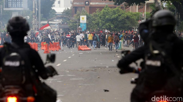 Polisi menembakkan gas air mata pada massa ricuh di kawasan Patung Kuda Arjuna Wiwaha. Seperti apa potretnya?