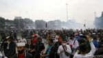 Tembakan Gas Air Mata Pukul Mundur Massa Ricuh di Patung Kuda