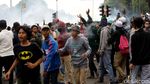 Tembakan Gas Air Mata Pukul Mundur Massa Ricuh di Patung Kuda