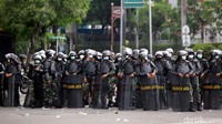 Selain menembakkan gas air mata, polisi juga mengimbau massa membubarkan diri melalui pengeras suara.