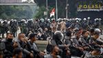 Tembakan Gas Air Mata Pukul Mundur Massa Ricuh di Patung Kuda