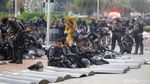 Tembakan Gas Air Mata Pukul Mundur Massa Ricuh di Patung Kuda