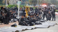 Sejumlah petugas kepolisian tampak duduk di salah satu jalan yang berada di kawasan Patung Kuda, Jakarta.