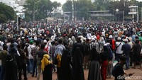Penampakan massa yang berkumpul di kawasan Patung Kuda, Jakarta.