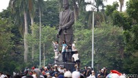 Sejumlah orang tampak mencoba mengabadikan kondisi di kawasan tersebut melalui kamera ponsel.