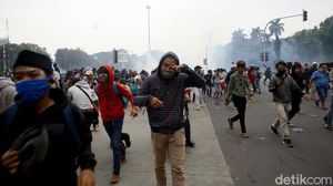 Tembakan Gas Air Mata Pukul Mundur Massa Ricuh di Patung Kuda