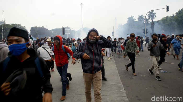 Tembakan Gas Air Mata, Polisi Pukul Mundur Massa Ricuh di Patung Kuda Polisi menembakkan gas air mata pada massa ricuh di kawasan Patung Kuda Arjuna Wiwaha. Seperti apa potretnya?