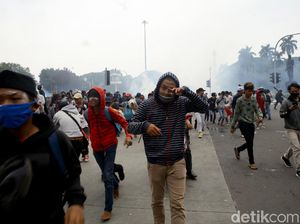 Tembakan Gas Air Mata Pukul Mundur Massa Ricuh di Patung Kuda