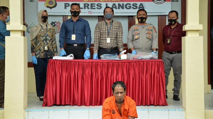 Tersangka pembunuh bocah yang cegah ibu diperkosa dihadirkan dalam rilis kasus di Polres Langsa, Aceh.