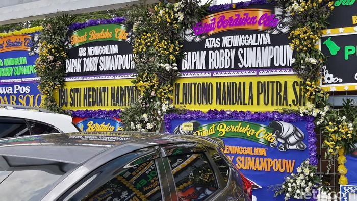 Titiek-Tommy Soeharto Kirim Karangan Bunga untuk Robby Sumampow Sejumlah karangan buka duka cita terpasang di area rumah duka pengusaha Robby Sumampow. Karangan bunga itu berasal dari Titiek hingga Tommy Soeharto.