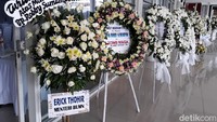 Selain keluarga Cendana, Menteri BUMN Erick Thohir juga tampak mengirimkan karangan bunga duka cita.