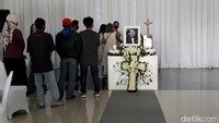 Diberitakan sebelumnya, pengusaha ternama asal Kota Solo, Robby Sumampow (76), meninggal dunia pada Minggu (11/10) pukul 23.00 WIB. Pengusaha yang dikenal dekat dengan kalangan tokoh Orde Baru tersebut tutup usia di Singapura.  Pengurus Perkumpulan Masyarakat Surakarta (PMS) Sumartono Hadinoto mengatakan prosesi pemakaman Robby akan dilaksanakan dengan tata cara Katolik. Rencananya, jenazah dimakamkan Kamis (15/10) lusa.