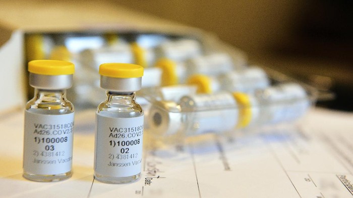Vaksin Corona buatan Johnson & Johnson FILE - This September 2020 photo provided by Johnson & Johnson shows a single-dose COVID-19 vaccine being developed by the company. A late-stage study of Johnson & Johnson’s COVID-19 vaccine candidate has been paused while the company investigates whether a study participant’s “unexplained illness” is related to the shot, the company announced Monday, Oct. 12, 2020. (Cheryl Gerber/Courtesy of Johnson & Johnson via AP, File)