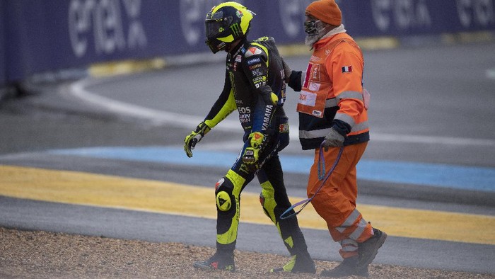 LE MANS, FRANCE - OCTOBER 11: Valentino Rossi of Italy and Monster Energy Yamaha MotoGP Team with marshall staff after crashed out during the MotoGP of France on October 11, 2020 in Le Mans, France. (Photo by Mirco Lazzari gp/Getty Images)