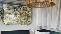 Van setinggi 14 kaki ini juga memiliki dapur kecil yang nyaman, dan cocok untuk mengakomodasi liburan keluarga yang santai. Paduan interiornya terinspirasi oleh lingkungan sekitar, dengan warna putih keripik, hijau kalem, dan aksen kuningan yang melengkapinya. Mereka menamakan van ini Vinnie. 
