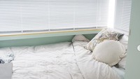 Mereka menambahkan tempat tidur ganda dan ruang makan yang bisa diubah menjadi ruang tidur untuk anak-anak.