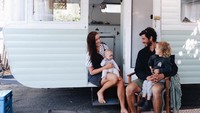 Pasangan asal Australia bernam Jade dan Patrick merombak sebuah van tua menjadi mobil yang kekinian. Mobil ini mereka gunakan untuk bepergian liburan bersama putri kecil mereka.