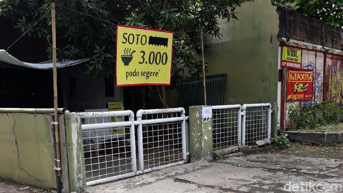 Warung soto di Jalan Monginsidi, Kepatihan Kulon, Jebres, Solo, Selasa (13/10/2020). Seorang penjualnya dinyatakan positif Corona.