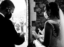 Foto Pernikahan di Tengah Pandemi yang Menyentuh Hati