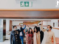 Foto Pernikahan di Tengah Pandemi yang Menyentuh Hati