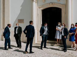 Foto Pernikahan di Tengah Pandemi yang Menyentuh Hati