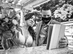 Foto Pernikahan di Tengah Pandemi yang Menyentuh Hati