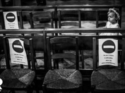 Foto Pernikahan di Tengah Pandemi yang Menyentuh Hati