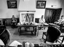 Foto Pernikahan di Tengah Pandemi yang Menyentuh Hati