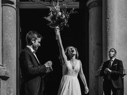 Foto Pernikahan di Tengah Pandemi yang Menyentuh Hati