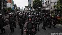 Sejumlah polisi tampak berjaga di kawasan Kebon Sirih dan Kwitang usai aksi unjuk rasa tolak omnibus law UU Cipta kerja berakhir ricuh di area Patung Kuda.