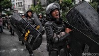 Sejumlah polisi berpakaian lengkap tampak menjaga kawasan kebon Sirih dan Kwitang, Jakarta.