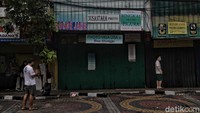 Imbas dari aksi unjuk rasa tersebut, sejumlah warga memilih untuk menutup toko atau tempat usaha mereka lebih cepat.