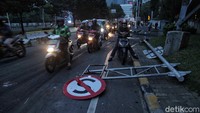 Tampak plang rambu lalu lintas rusak usai aksi unjuk rasa tolak omnibus law UU Cipta Kerja berakhir ricuh di kawasan Patung Kuda.