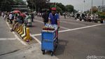 Mereka yang Mencari Rezeki di Tengah Massa Aksi Tolak Omnibus Law