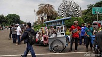 Para pedagang ini justru mengaku beruntung tatkala ada massa aksi demonstrasi yang berjumlah ratusan bahkan ribuan orang menuju ke Jakarta.