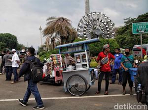 Mereka yang Mencari Rezeki di Tengah Massa Aksi Tolak Omnibus Law