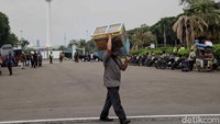 Mereka justru mengaku dapat menjual makanan dan minuman lebih banyak dari biasanya saat kondisi unjuk rasa seperti ini.