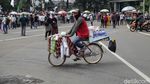 Mereka yang Mencari Rezeki di Tengah Massa Aksi Tolak Omnibus Law
