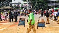 Pedagang tahu gejrot ini juga mengaku untung banyak saat ada massa aksi.