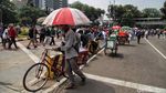 Mereka yang Mencari Rezeki di Tengah Massa Aksi Tolak Omnibus Law