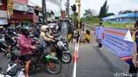 Sosialisasi keselamatan ini untuk meningkatkan kesadaran masyarakat dalam menaati peraturan lalu lintas di perlintasan sebidang. 