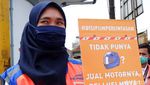 Relawan KAI Sosialisasi Tertib Berlalu Lintas di Perlintasan Sebidang
