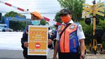 Relawan KAI Sosialisasi Tertib Berlalu Lintas di Perlintasan Sebidang